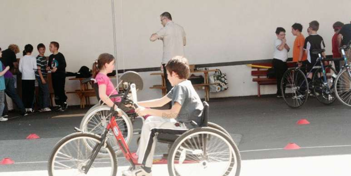 des enfants-ont-utilise-d-une-maniere-ludique-le-materiel-special-des-handicapes-fauteuils-velo-solo-handbike-tricycle