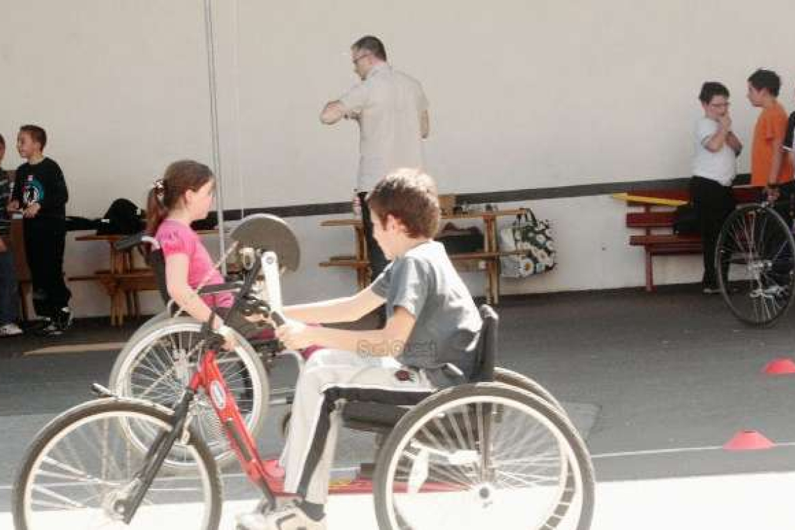 des enfants-ont-utilise-d-une-maniere-ludique-le-materiel-special-des-handicapes-fauteuils-velo-solo-handbike-tricycle